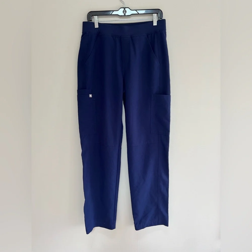 FIGS Men’s Axim Cargo Straight Leg Scrub Pants in Navy Blue, size Medium
